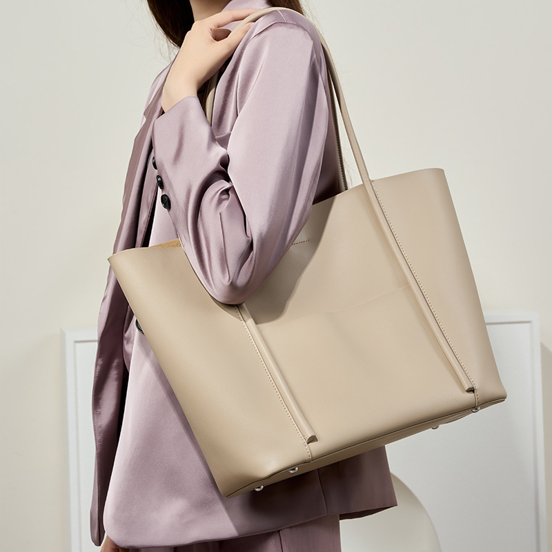THE ESSENTIAL MINIMALIST TOTE