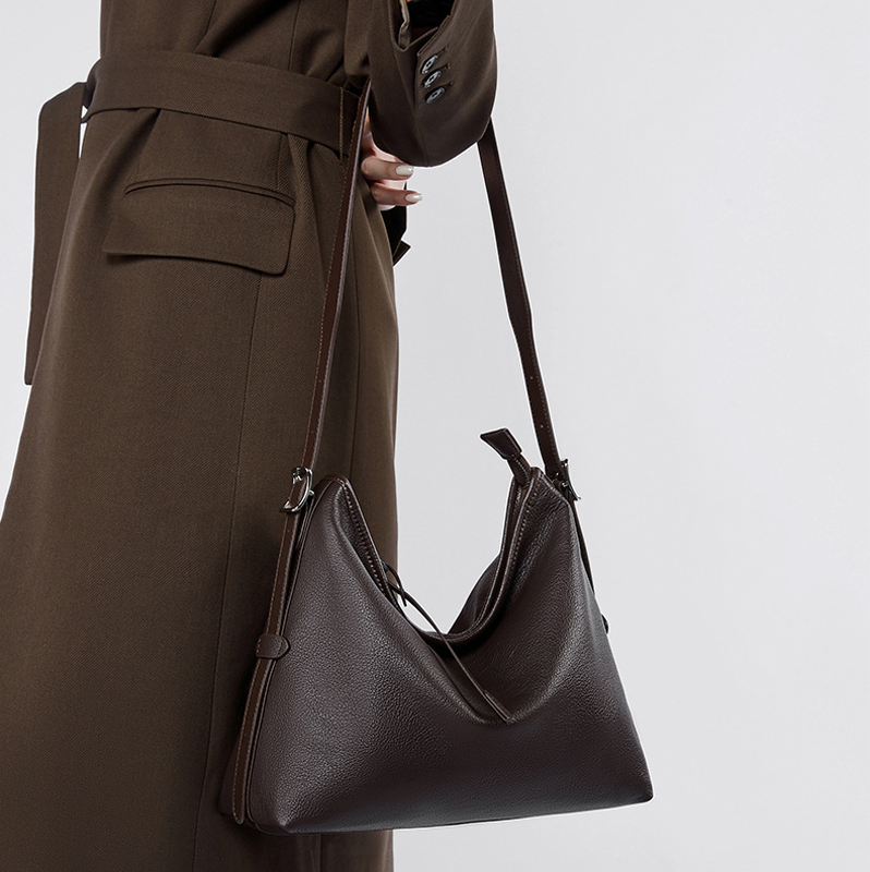 THE RELAXED ARCH HOBO