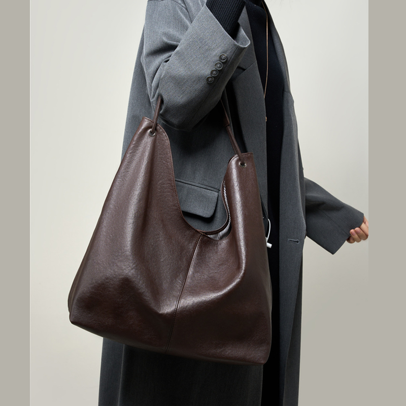 THE FLUID SLOUCH TOTE