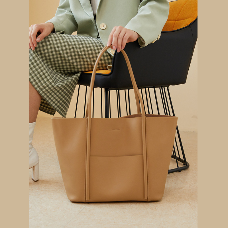 THE ESSENTIAL MINIMALIST TOTE