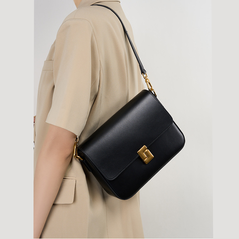 THE DUAL-STRAP VERSATILE FLAP BAG