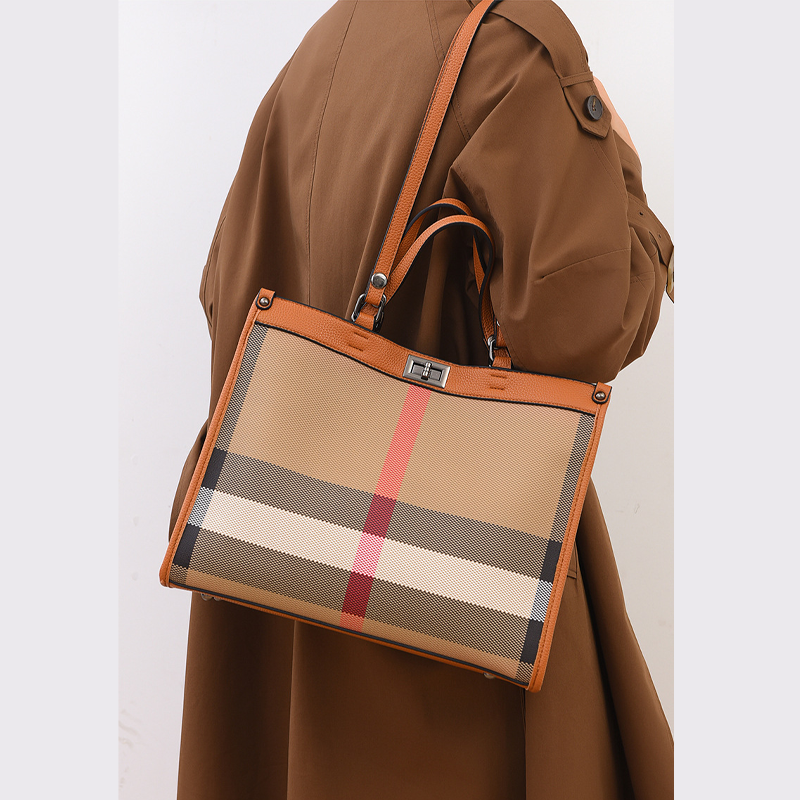 THE HERITAGE LOCK-DETAIL WORK TOTE