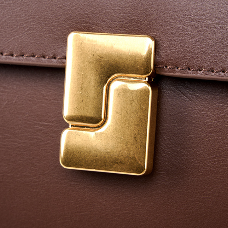 THE DUAL-STRAP VERSATILE FLAP BAG