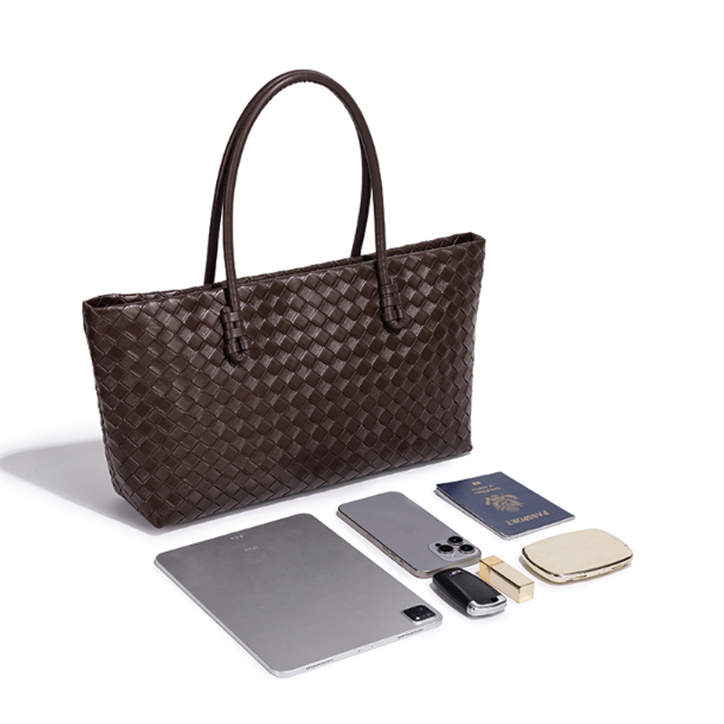 THE ESSENTIAL ZIP TOTE