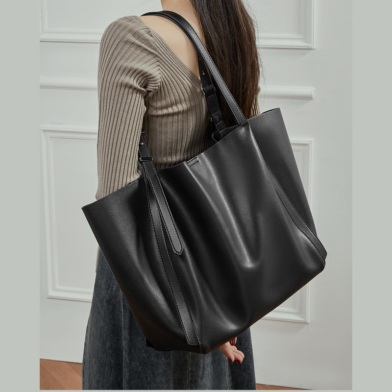 THE MINIMALIST SLOUCH TOTE
