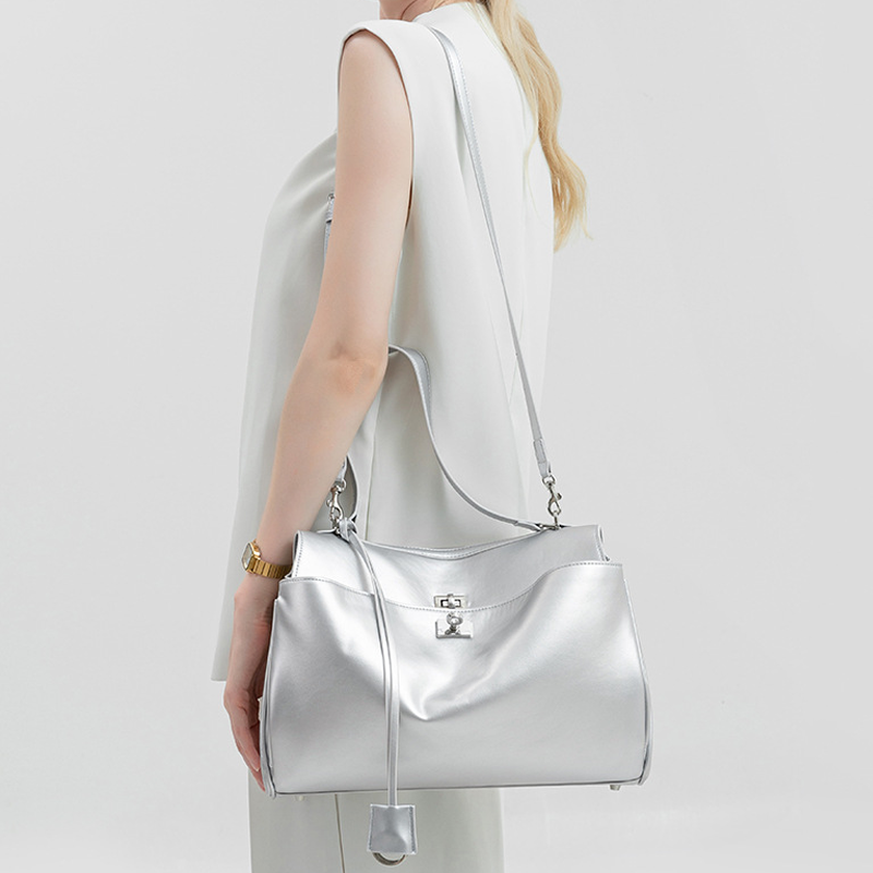 THE TRI-COMPARTMENT EXECUTIVE FLAP BAG