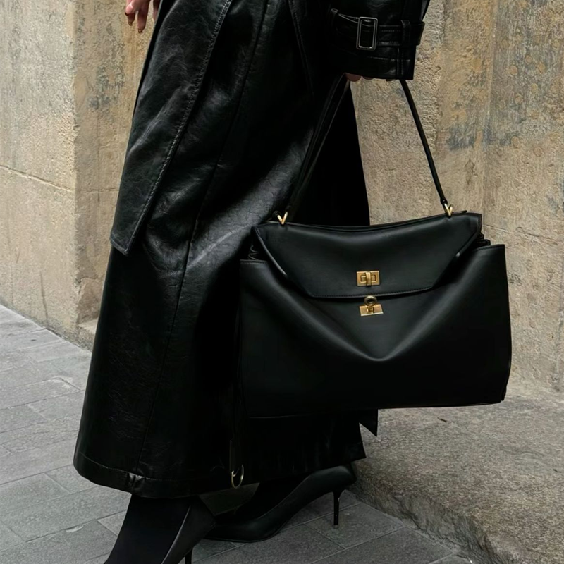 THE TRI-COMPARTMENT EXECUTIVE FLAP BAG