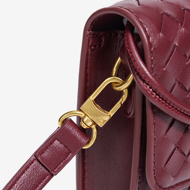 THE KNOT FLAP CLUTCH