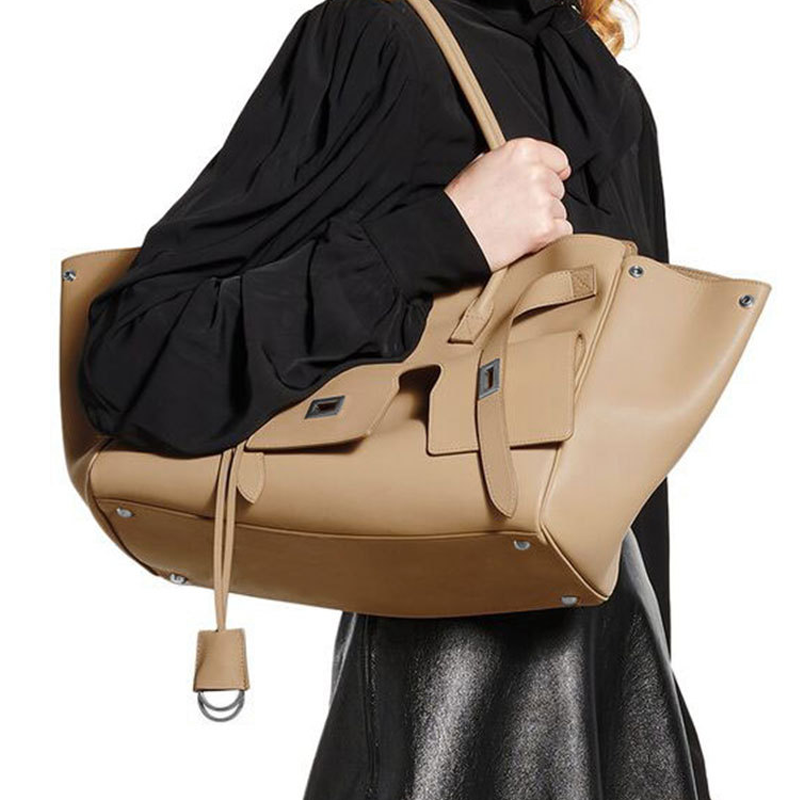 THE MULTI-POCKET DECONSTRUCTED TOTE