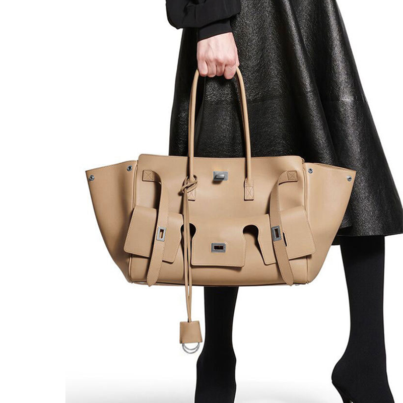 THE MULTI-POCKET DECONSTRUCTED TOTE