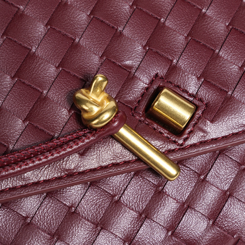 THE KNOT FLAP CLUTCH